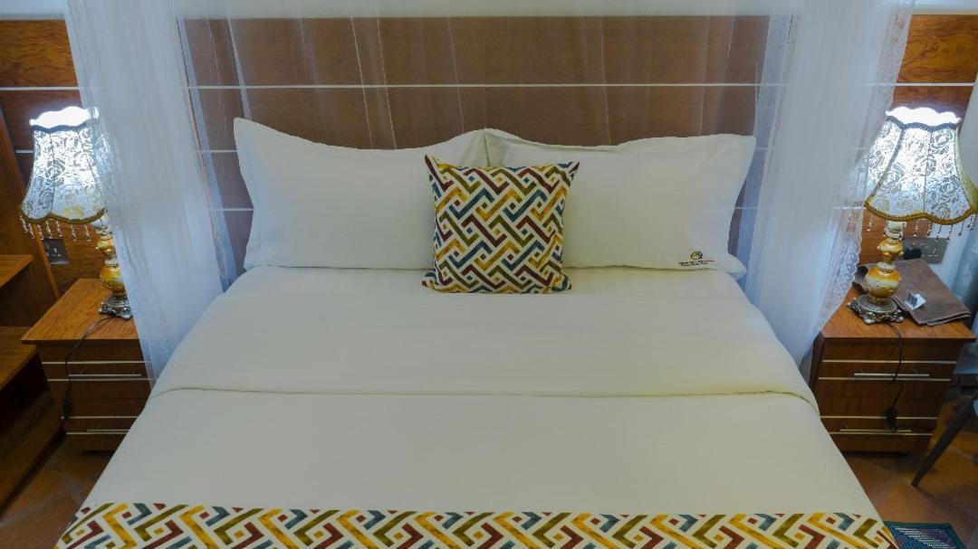 Ambrosia Heights Entebbe Hotell Exteriör bild